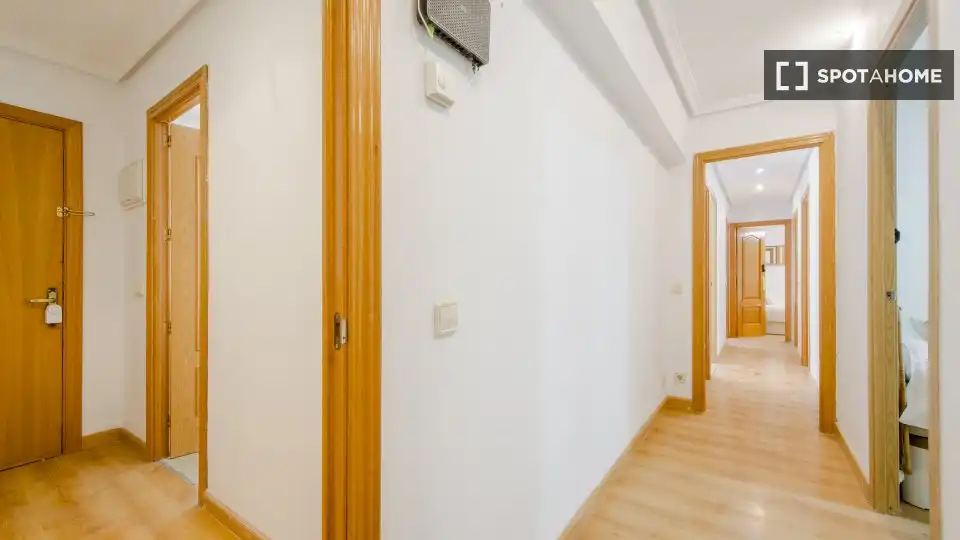 Flat for rent in Madrid  with Air Conditioner, Heating and Furnished
