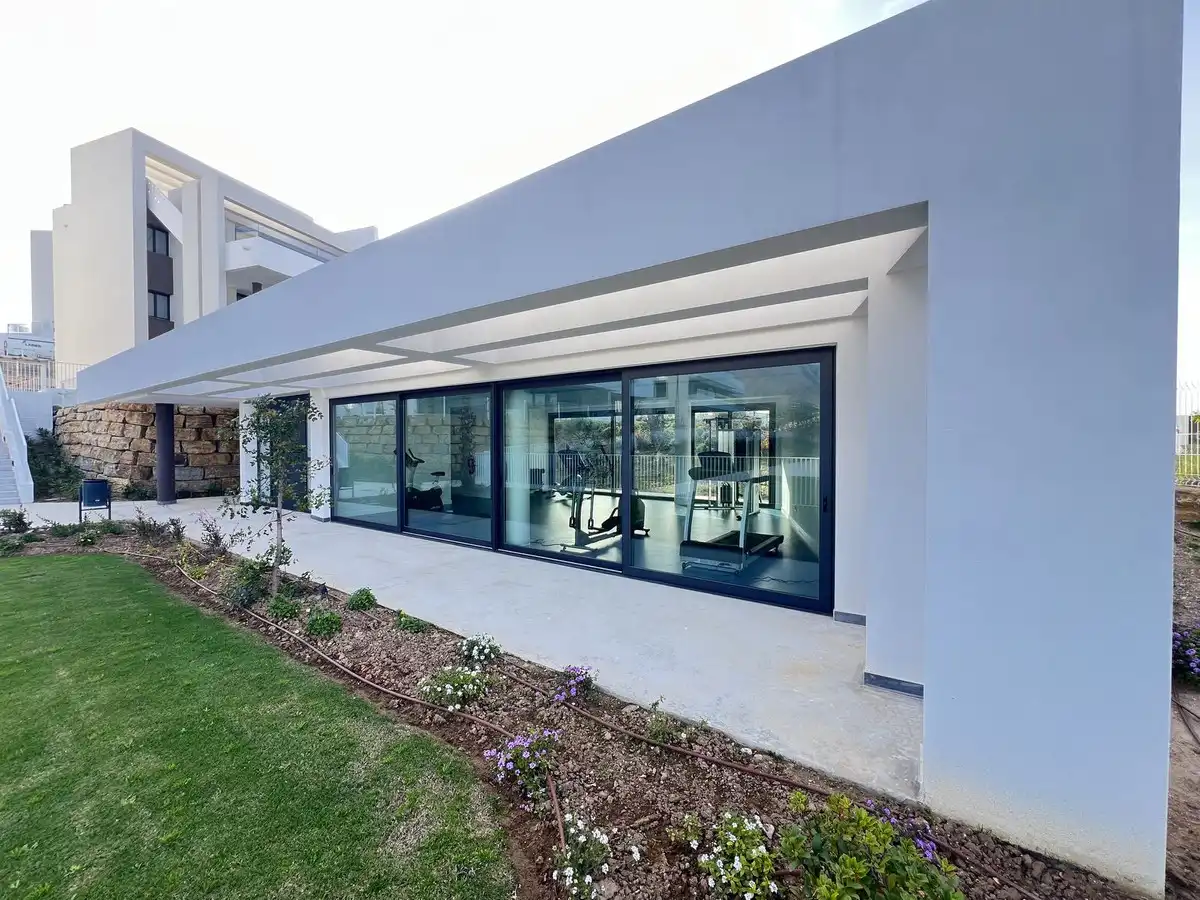 Vista exterior de Dúplex en venda en Estepona amb Aire condicionat, Terrassa i Traster