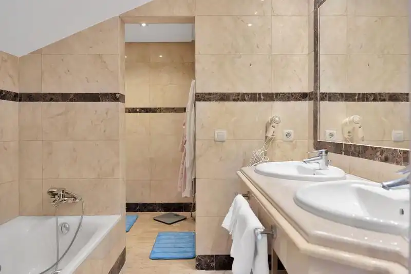 Badezimmer von Dachboden zur Miete in Marbella mit Klimaanlage, Terrasse und Schwimmbad