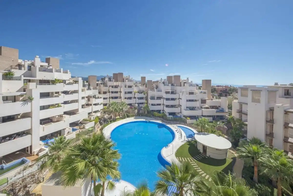 Vista exterior de Ático de alquiler en Estepona con Aire acondicionado, Terraza y Piscina