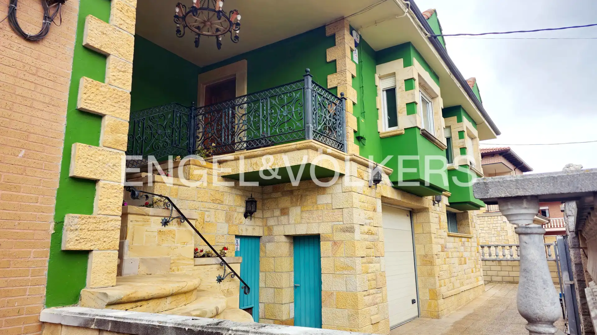Vista exterior de Casa adosada en venta en Aguilar de Campoo con Calefacción, Jardín privado y Parquet
