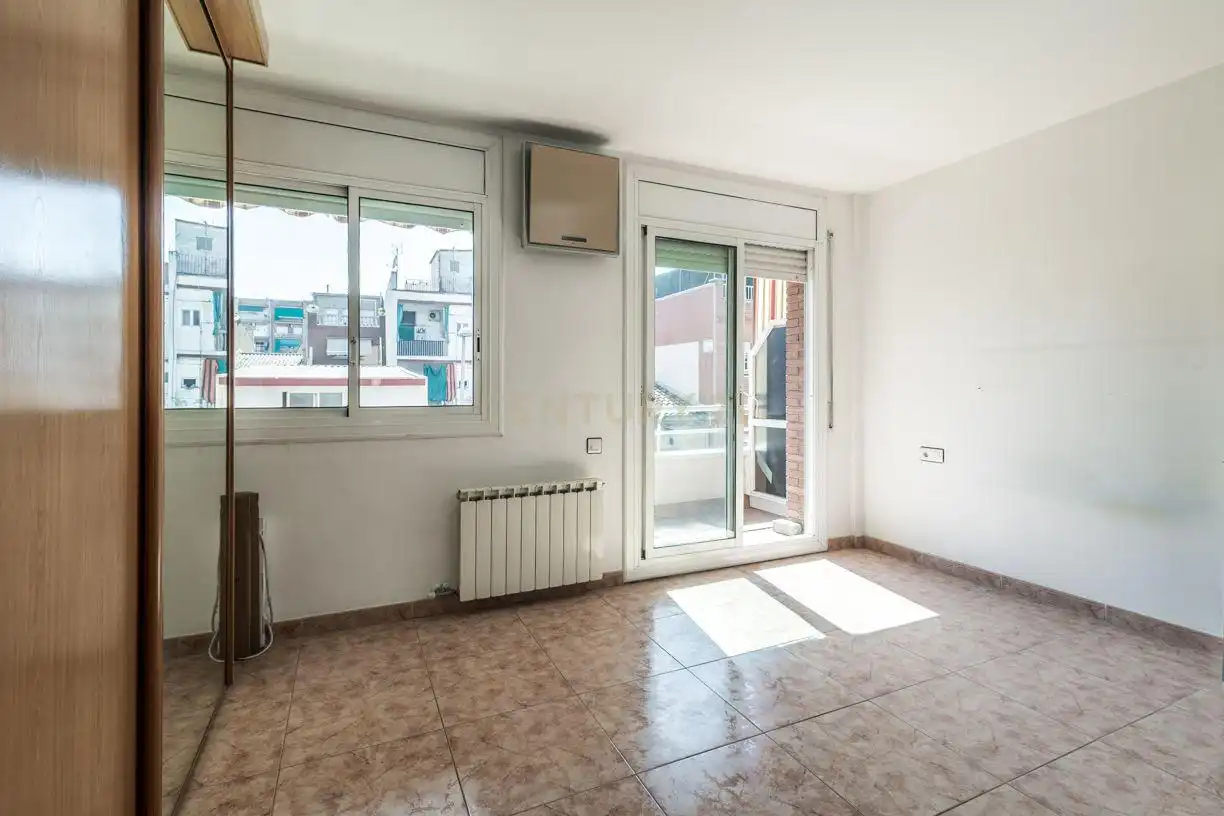 Dormitori de Apartament en venda en Sant Vicenç Dels Horts amb Aire condicionat i Balcó