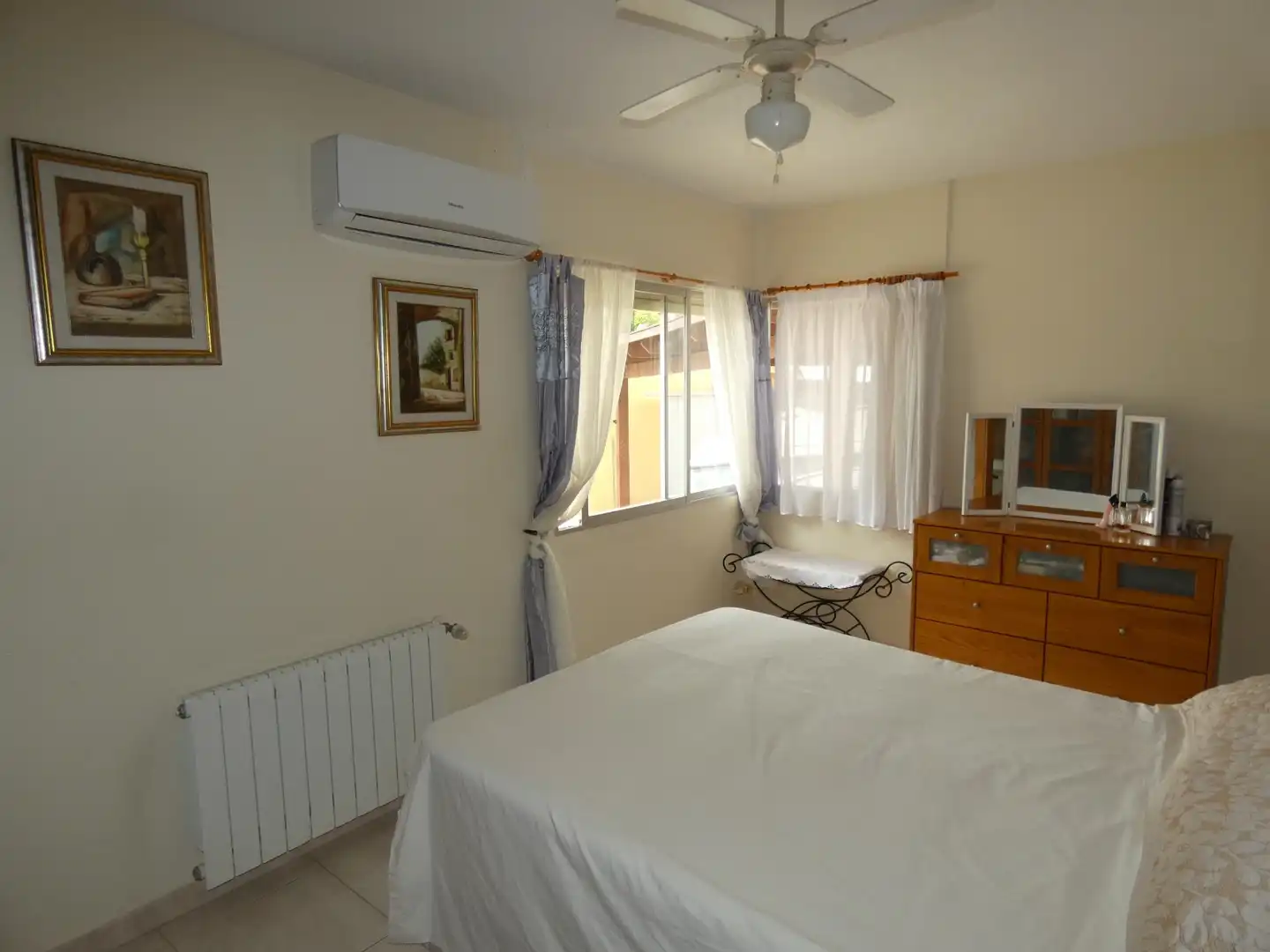 Habitación de Casa o chalet en venta en L'Alfàs del Pi con Aire acondicionado, Calefacción y Jardín privado