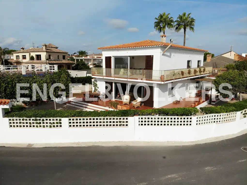 Vista exterior de Casa o xalet en venda en Vinaròs amb Calefacció, Jardí privat i Terrassa