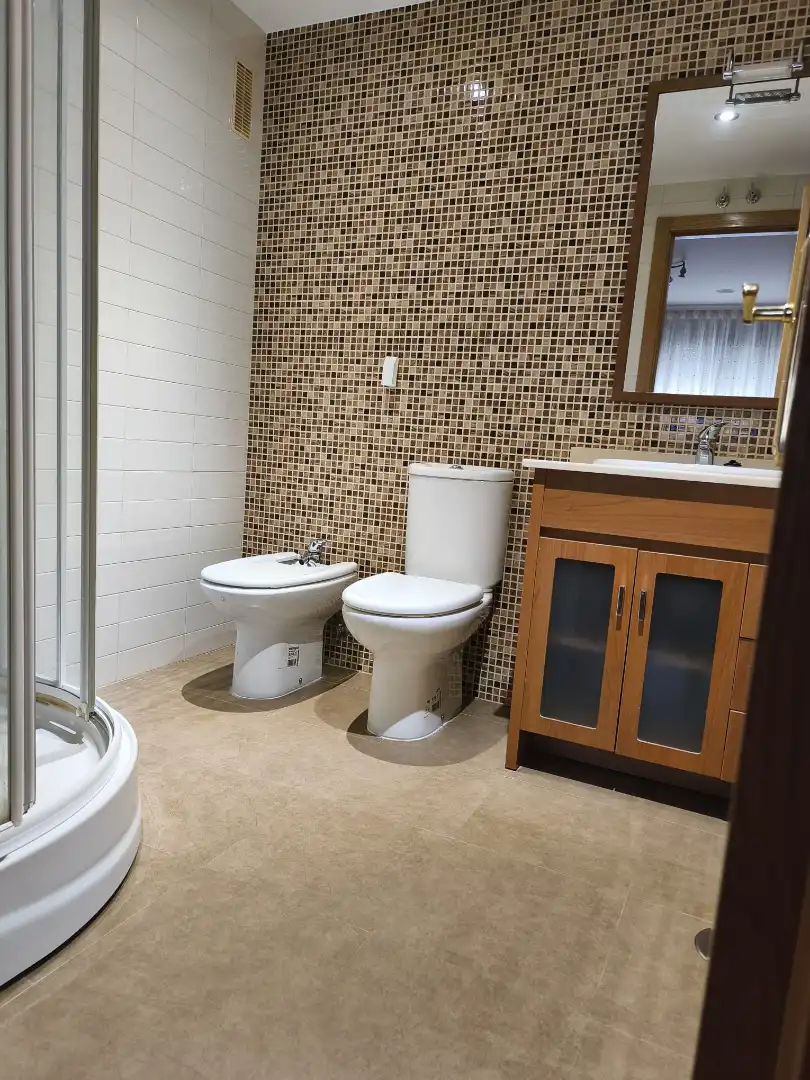 Baño de Piso de alquiler en Cuenca con Aire acondicionado, Calefacción y Parquet