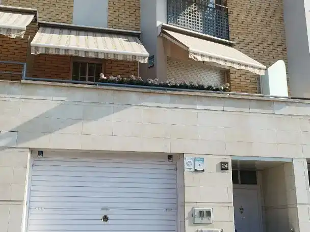 Vista exterior de Casa adosada en venda en Sant Vicenç Dels Horts amb Aire condicionat i Balcó