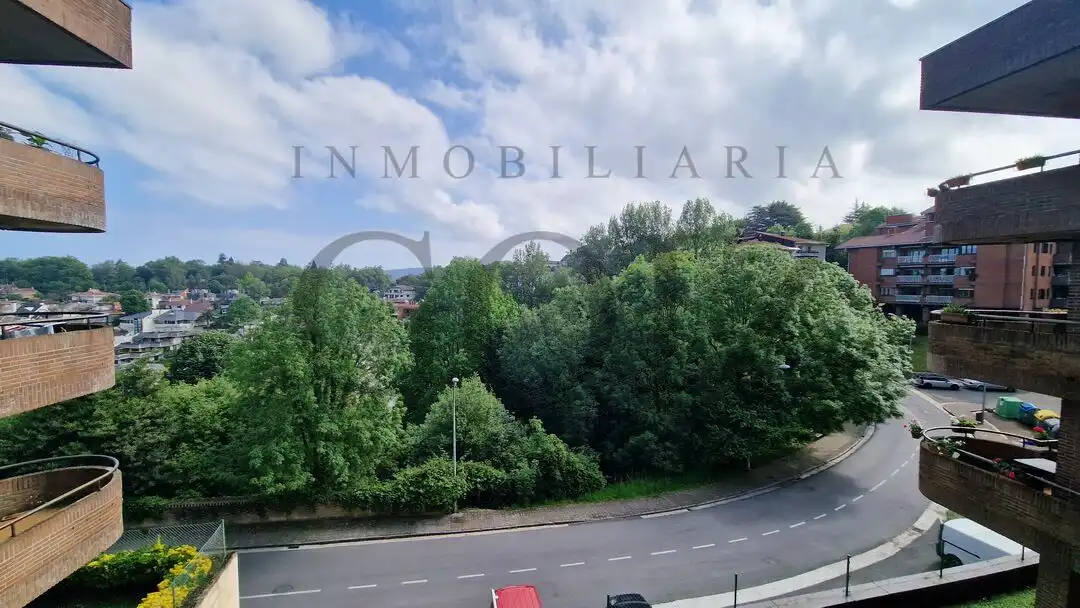 Vista exterior de Pis en venda en Donostia - San Sebastián  amb Calefacció, Terrassa i Balcó