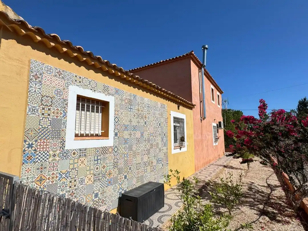 Casa rústica amb piscina en venda a Camino del Canal 19