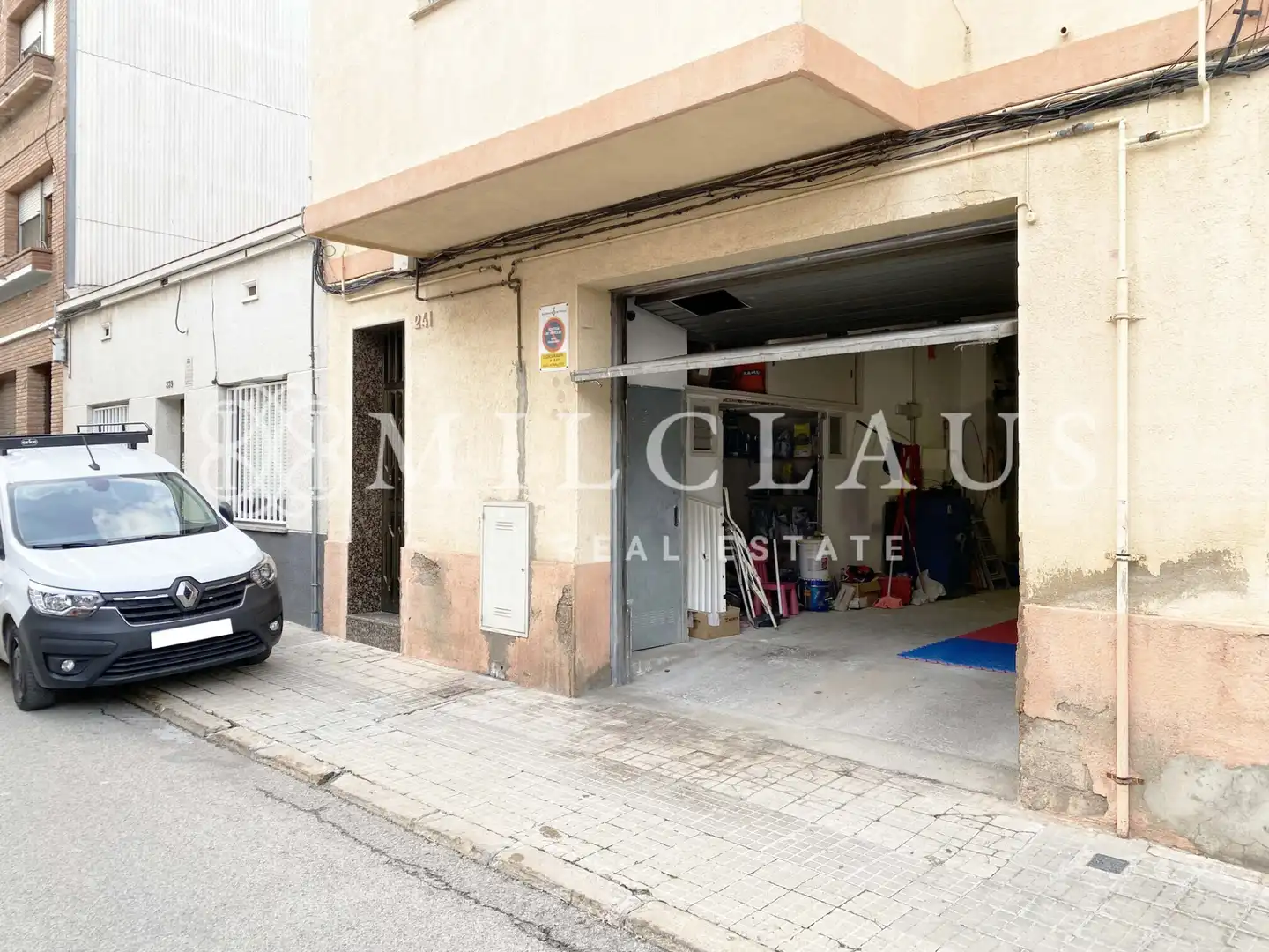 Vista exterior de Local en venda en Terrassa amb Alarma