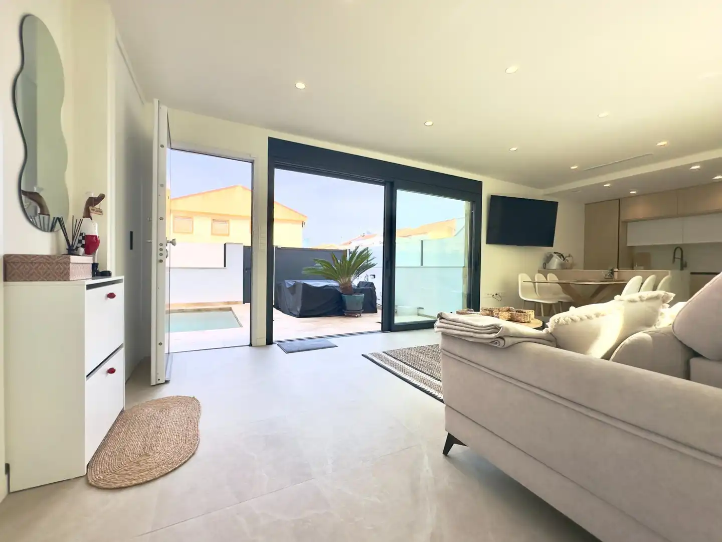 Sala de estar de Casa o chalet en venta en San Pedro del Pinatar con Aire acondicionado, Calefacción y Amueblado