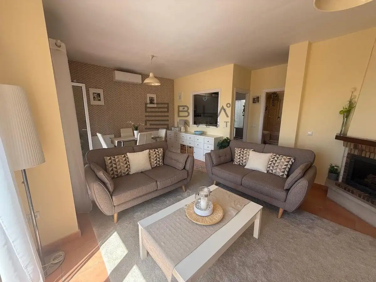 Sala d'estar de Casa adosada en venda en Mijas amb Aire condicionat, Terrassa i Traster