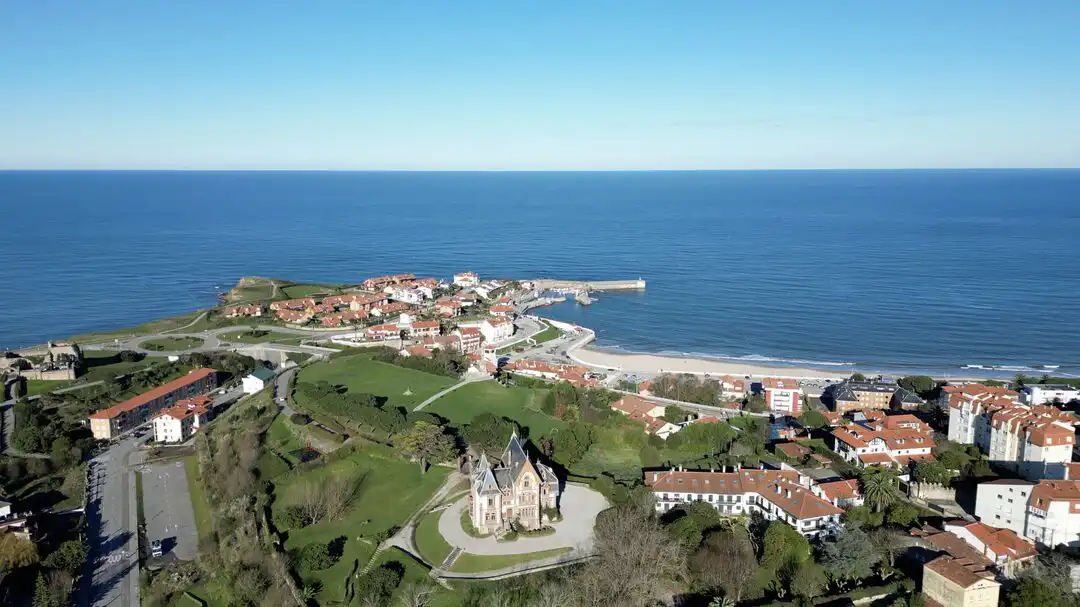 Vista exterior de Edifici en venda en Comillas (Cantabria)