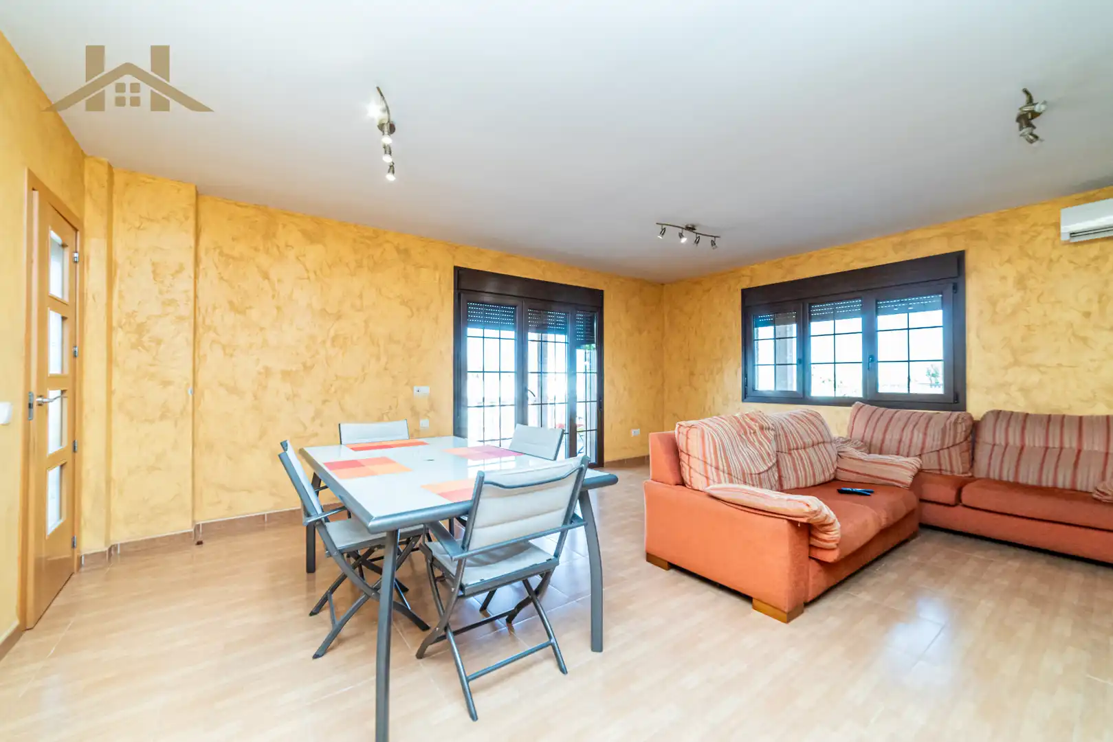 Sala d'estar de Casa o xalet en venda en El Álamo amb Aire condicionat, Jardí privat i Piscina