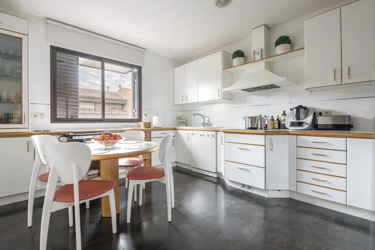 Cocina de Casa adosada en venta en Madrid con Aire acondicionado, Calefacción y Jardín privado