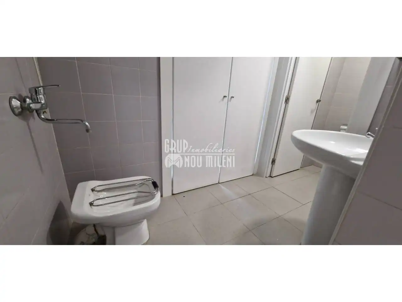 Bathroom of Commercial properties for rent in Catarroja  with Air Conditioner