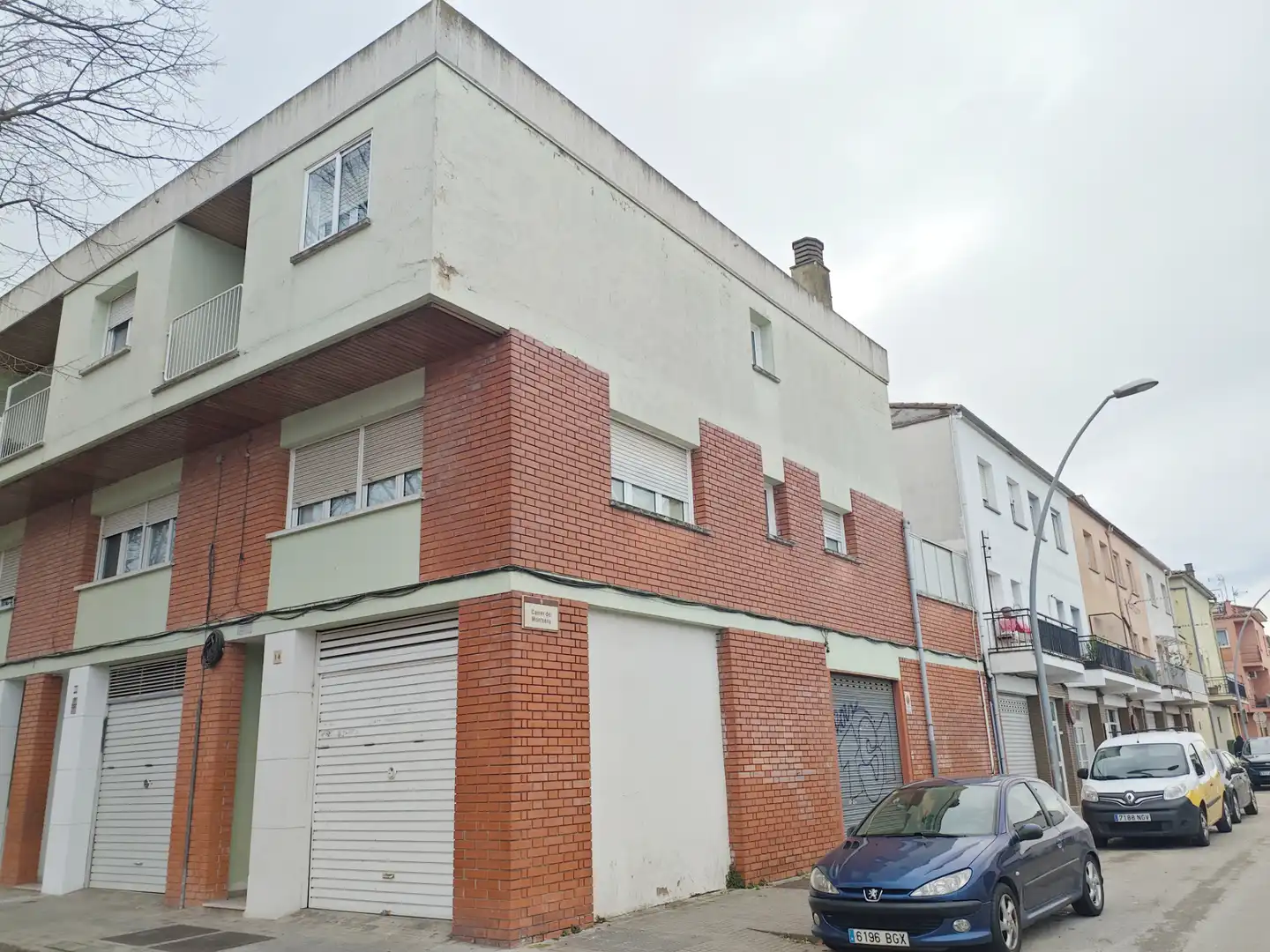 Vista exterior de Casa adosada en venda en Salt amb Calefacció, Terrassa i Forn