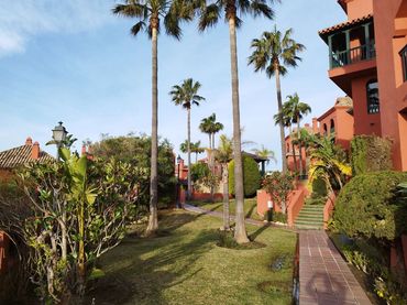 Dúplex con piscina en venta en Calahonda