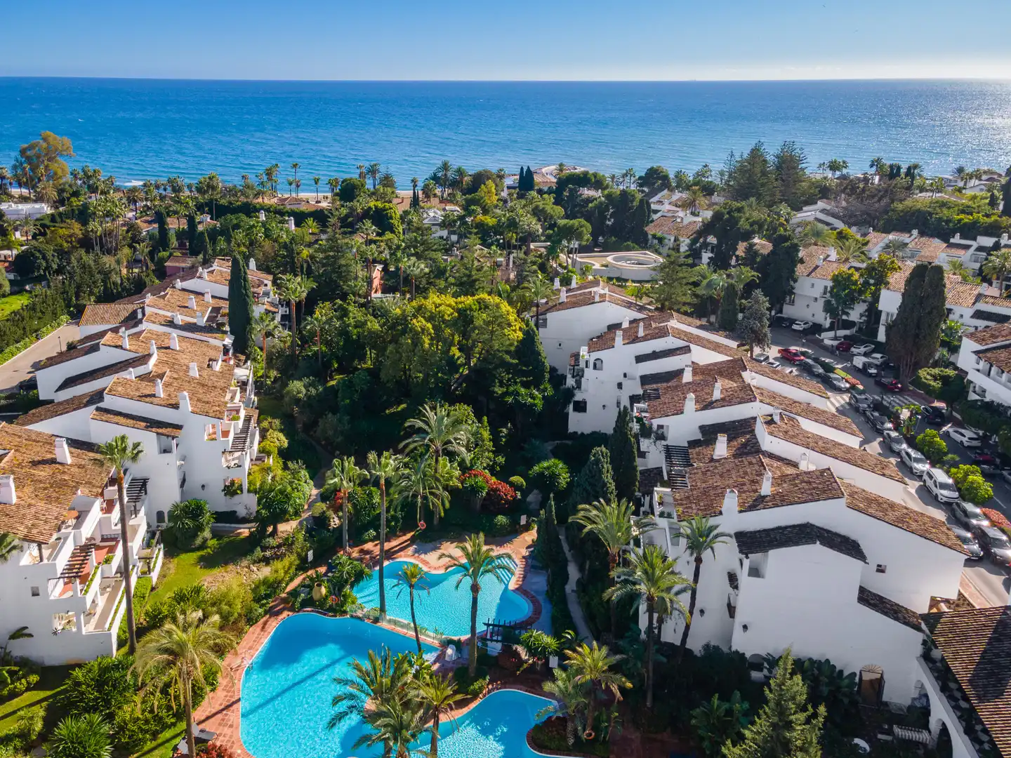 Vista exterior de Àtic en venda en Marbella amb Aire condicionat, Terrassa i Piscina