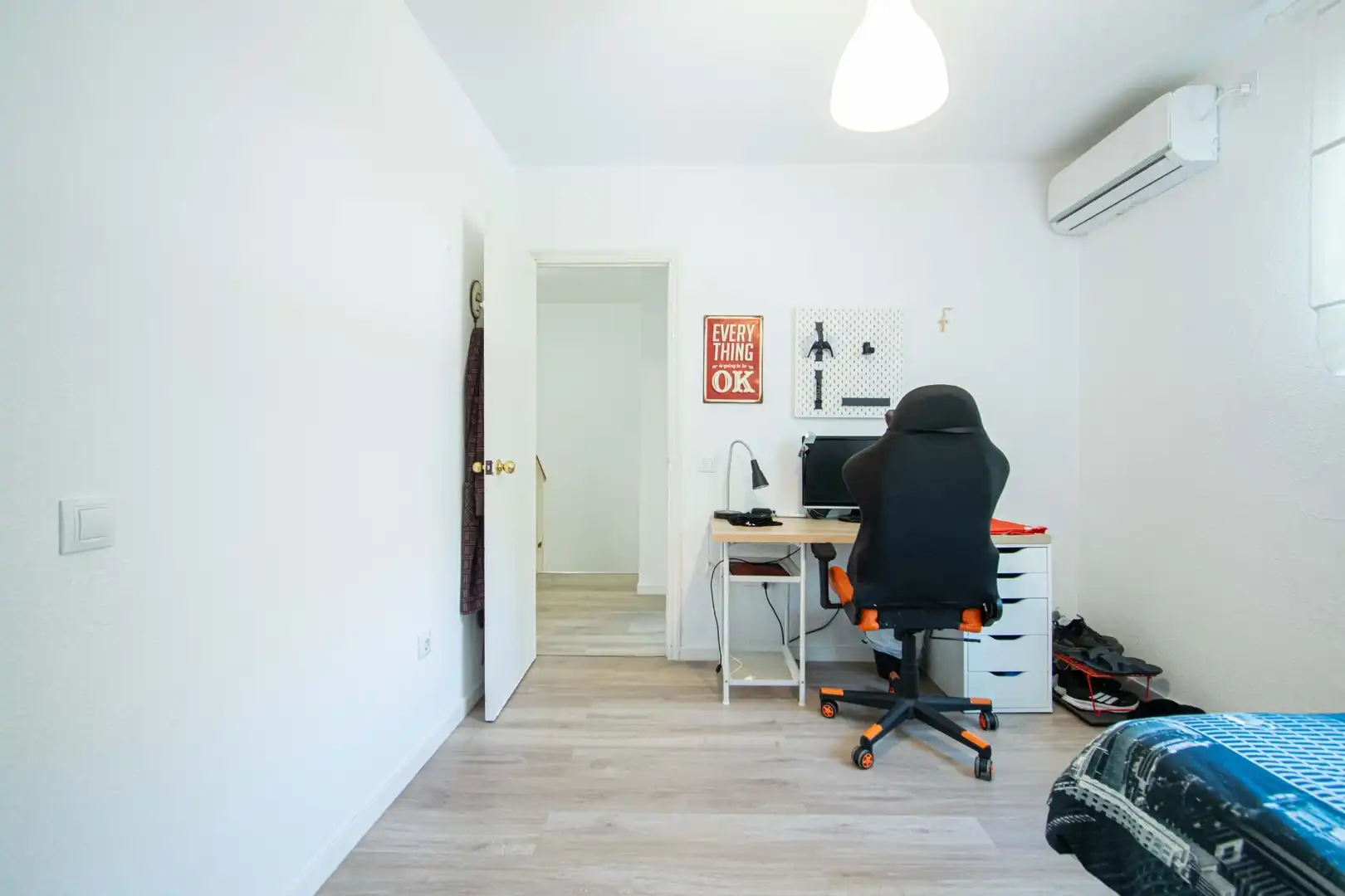 Habitación de Casa adosada en venta en Montequinto con Aire acondicionado y Piscina comunitaria