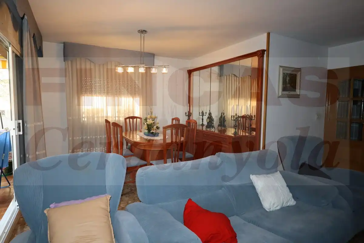 Sala d'estar de Pis en venda en Cerdanyola del Vallès amb Calefacció i Balcó