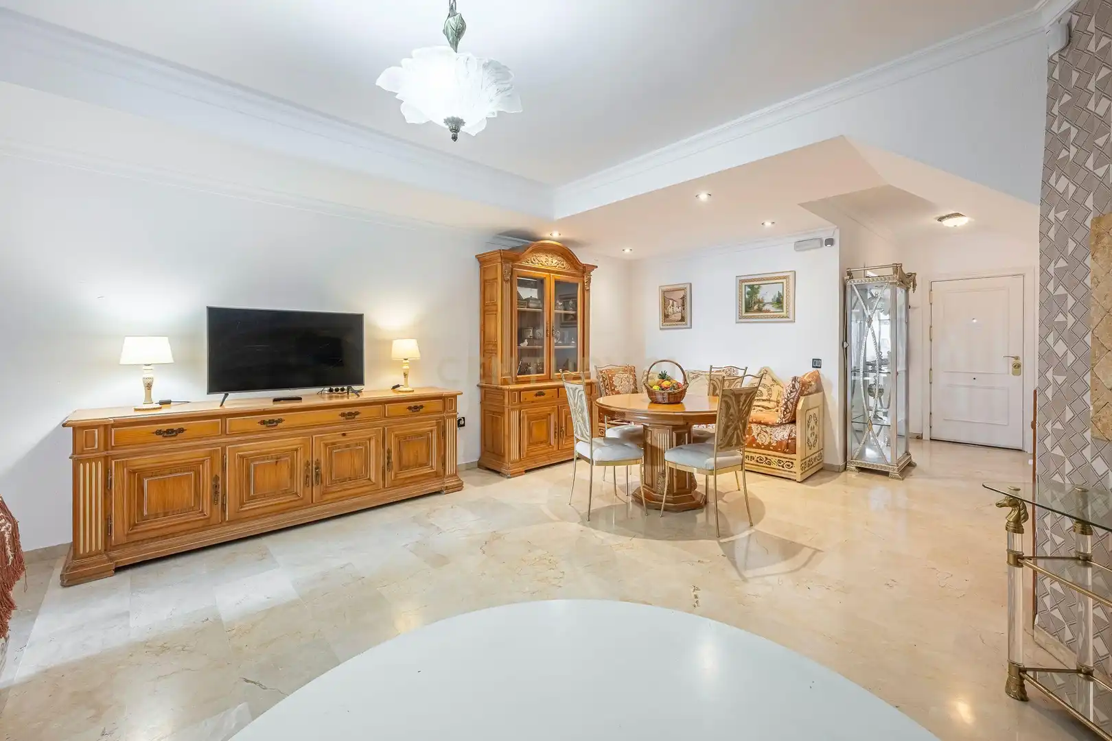 Sala d'estar de Casa adosada en venda en Marbella amb Piscina comunitària