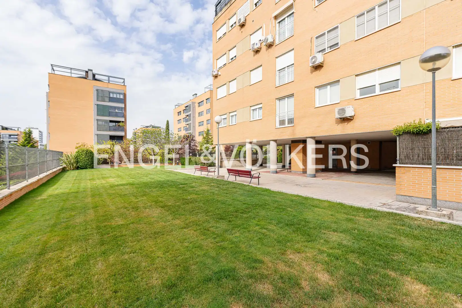 Vista exterior de Dúplex en venta en Alcorcón con Aire acondicionado, Calefacción y Jardín privado