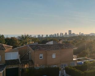 Vista exterior de Casa adosada en venda en Benidorm amb Jardí privat, Terrassa i Piscina