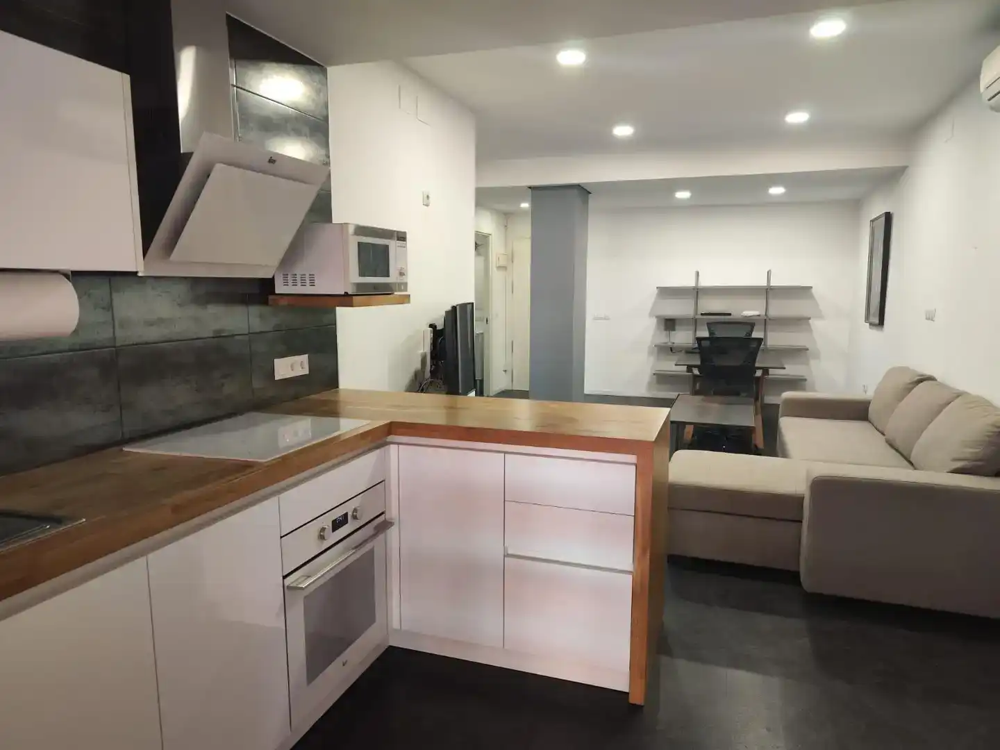 Küche von Wohnung zur Miete in Torremolinos mit Klimaanlage, Privatgarten und Abstellraum