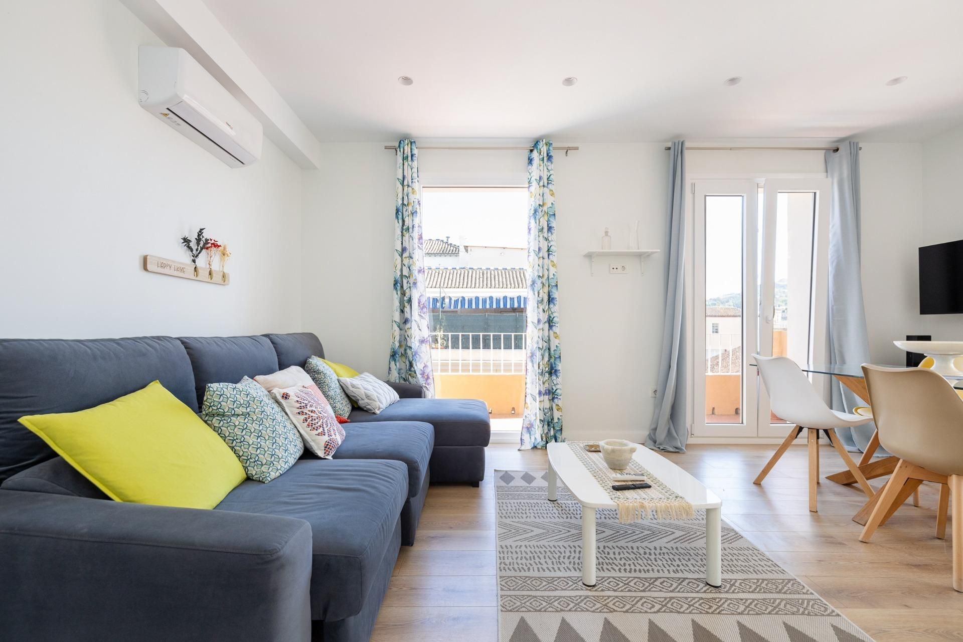 Living room of Attic to rent in  Granada Capital  with Air Conditioner, Heating and Parquet flooring
