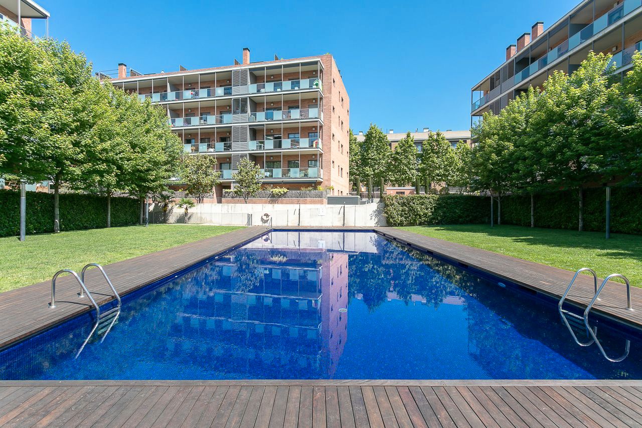 Swimming pool of Attic for sale in Sant Cugat del Vallès  with Air Conditioner, Heating and Parquet flooring