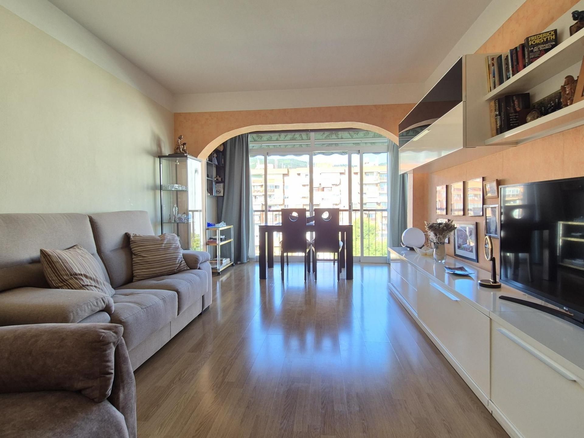 Living room of Flat for sale in  Barcelona Capital  with Heating, Parquet flooring and Swimming Pool