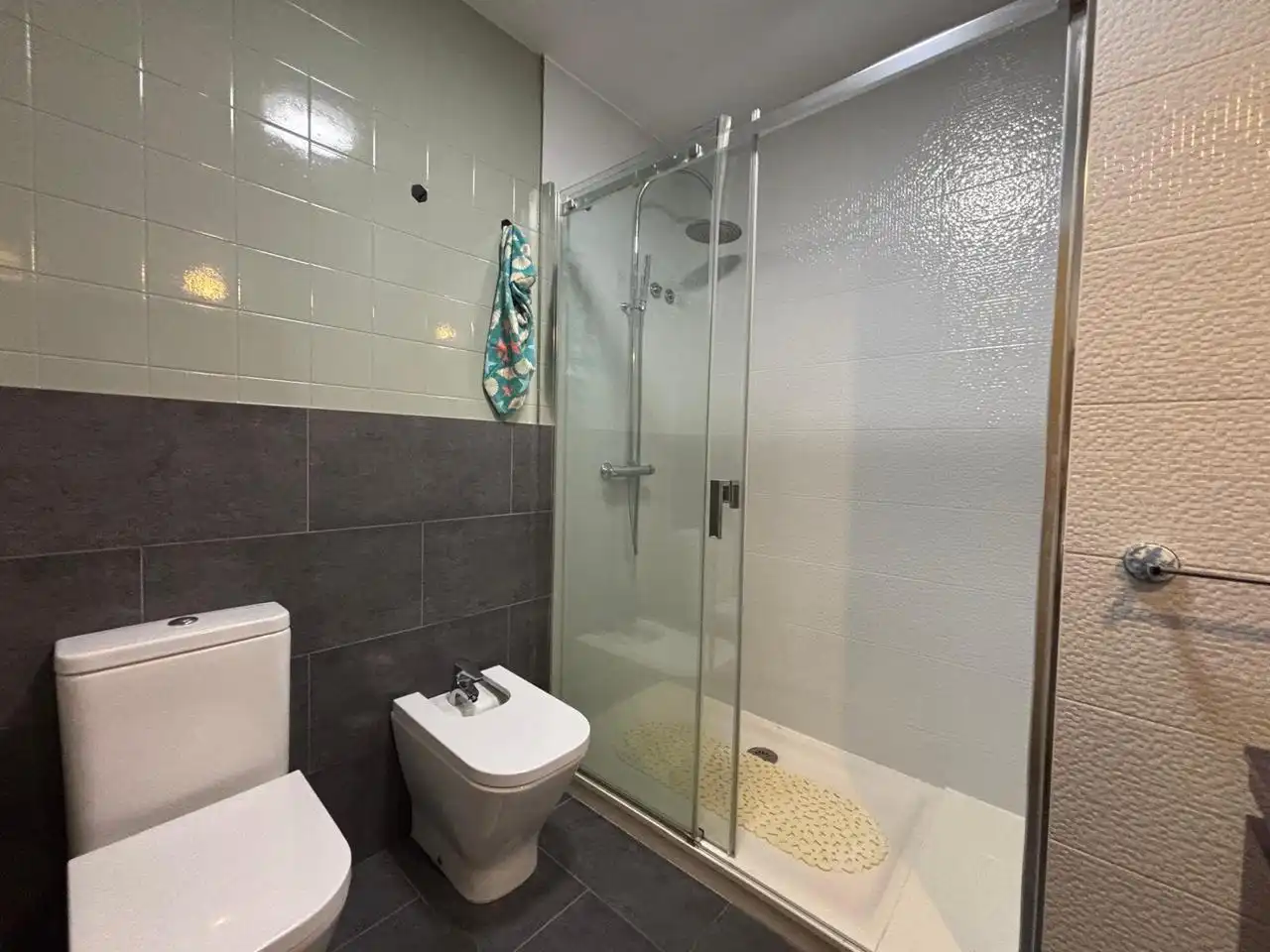 Badezimmer von Wohnung zur Miete in A Coruña Capital  mit Heizung
