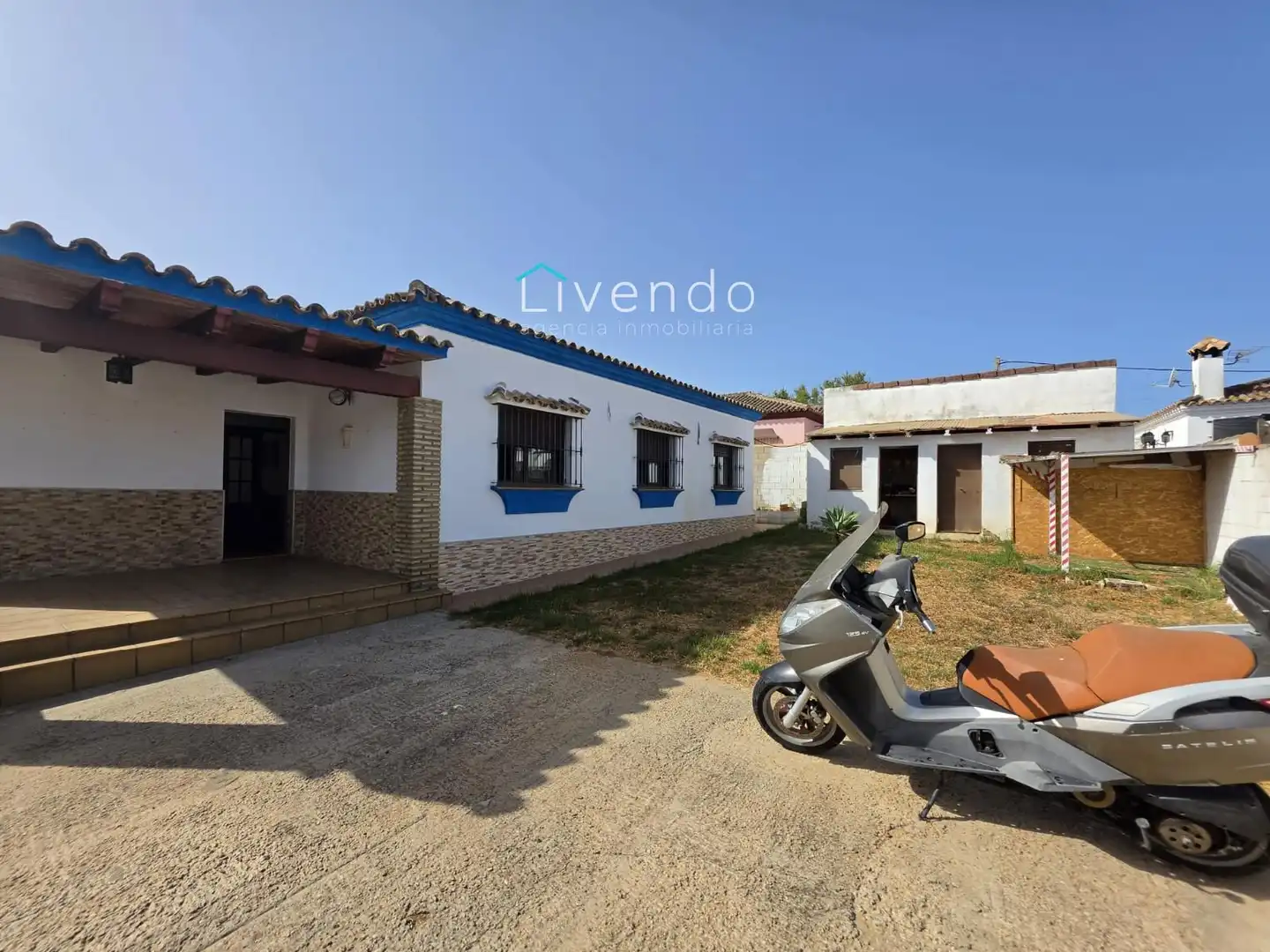 Vista exterior de Casa o xalet en venda en Chiclana de la Frontera amb Aire condicionat, Terrassa i Traster