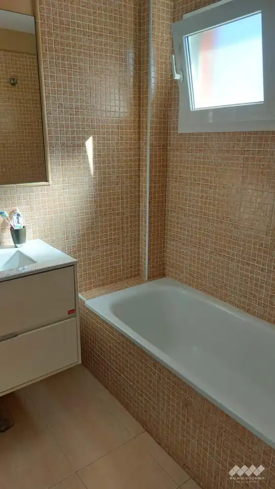Bany de Casa o xalet en venda en Alhaurín de la Torre amb Aire condicionat, Jardí privat i Terrassa