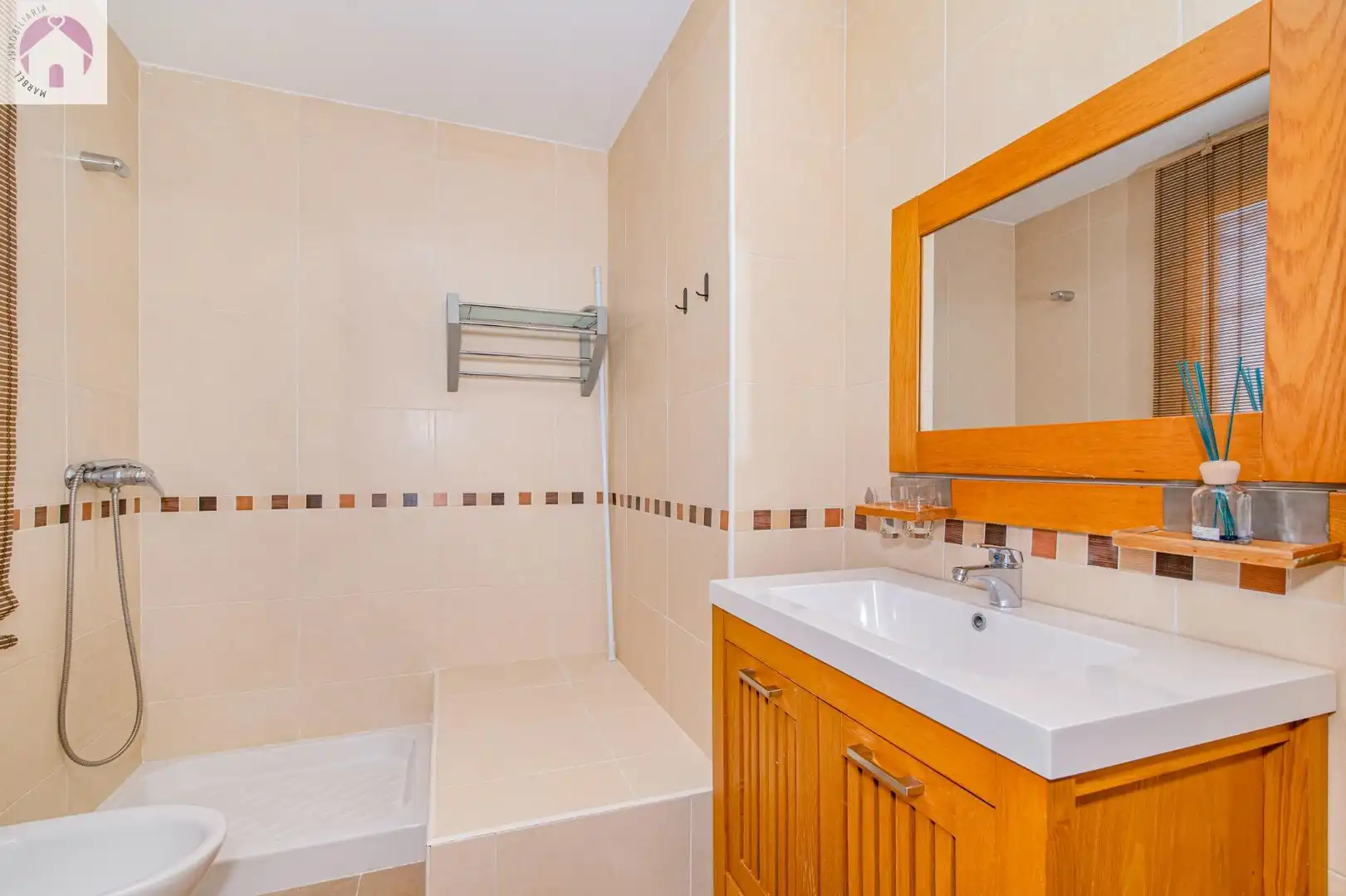 Casa aparellada amb terrassa en venda a Jun, imagen 30