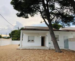 Vista exterior de Casa o xalet en venda en Mont-roig del Camp amb Jardí privat, Parquet i Terrassa