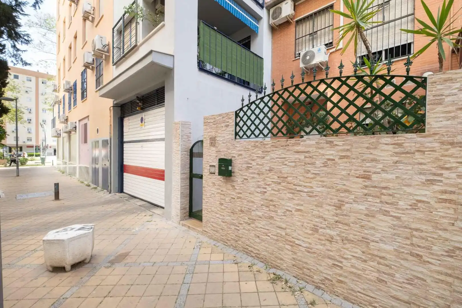 Vista exterior de Dúplex en venta en Sevilla con Aire acondicionado y Piscina comunitaria