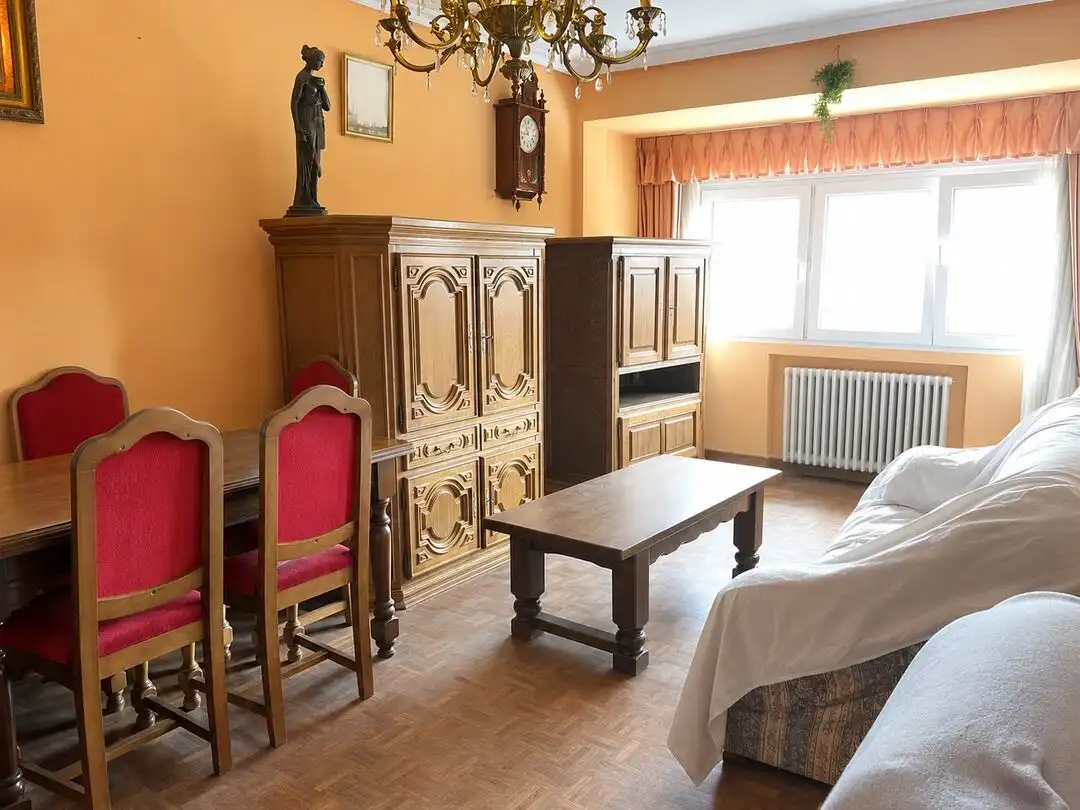 Sala d'estar de Pis en venda en Siero amb Calefacció, Terrassa i Moblat