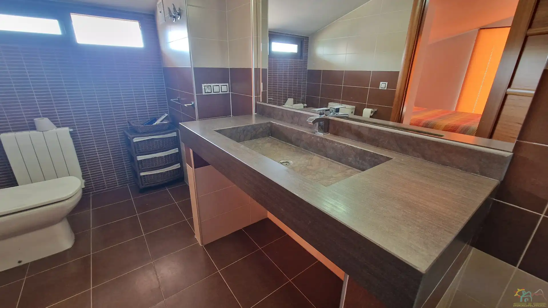 Badezimmer von Einfamilien-Reihenhaus zum Verkauf in Diezma mit Klimaanlage, Heizung und Privatgarten