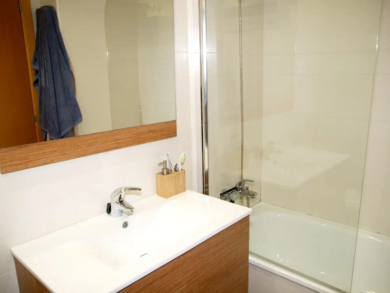 Bathroom of Ground floor for rent in Ponent