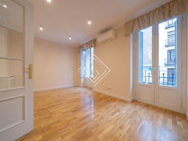 Flat with balcony for sale in Chamberí