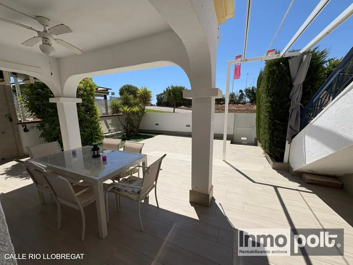 Außenansicht von Einfamilien-Reihenhaus zur Miete in Pilar de la Horadada mit Klimaanlage, Privatgarten und Terrasse