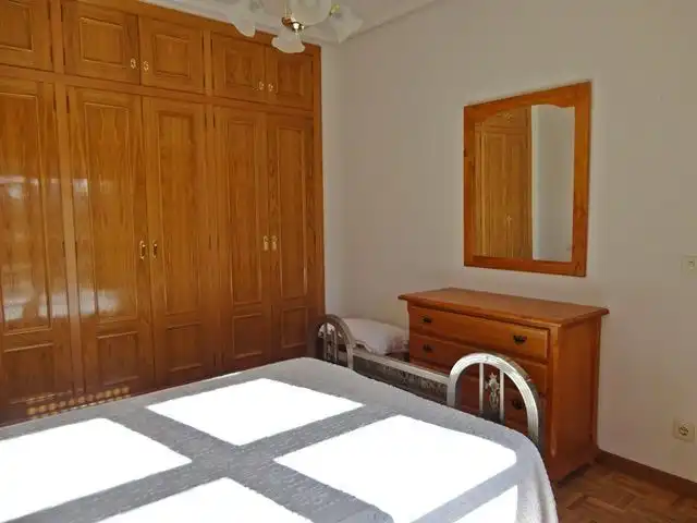 Habitación de Casa adosada en venta en Hontoria del Pinar con Calefacción, Terraza y Trastero