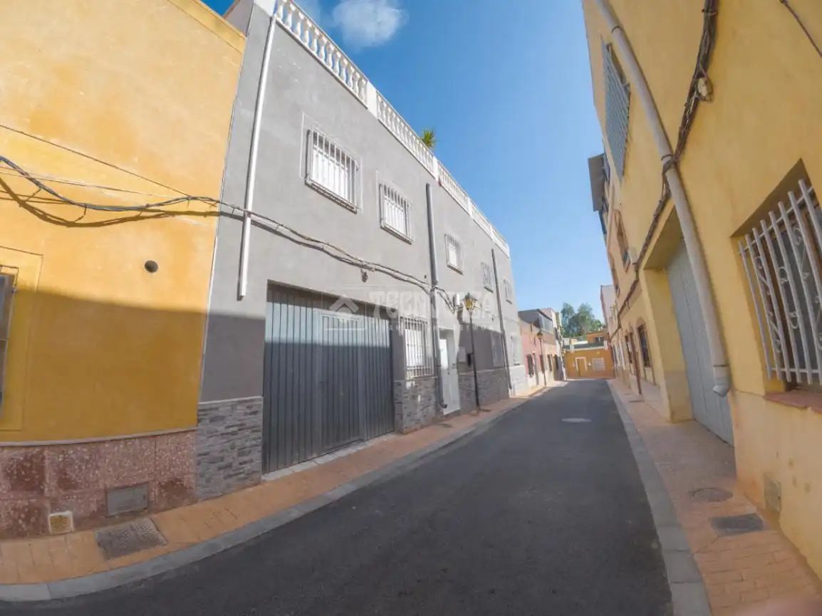 Außenansicht von Einfamilien-Reihenhaus zum Verkauf in Huércal de Almería
