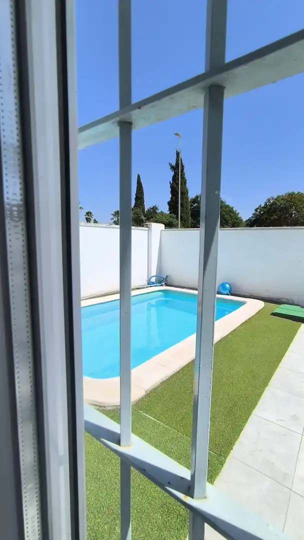Piscina de Casa adosada en venta en Jerez de la Frontera