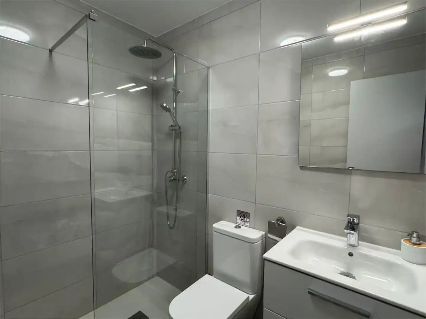 Bathroom of Flat for rent in Torrevieja  with Air Conditioner and Balcony