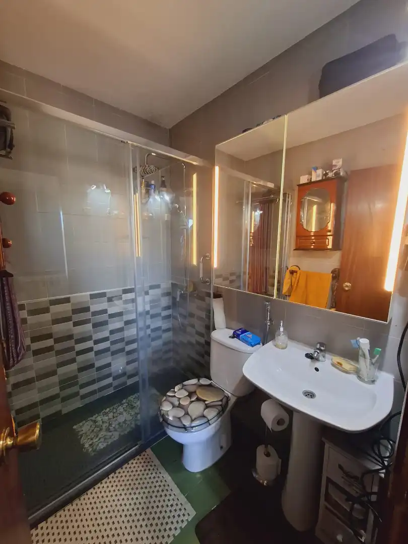 Baño de Casa adosada en venta en Villaviciosa de Odón con Aire acondicionado, Calefacción y Jardín privado