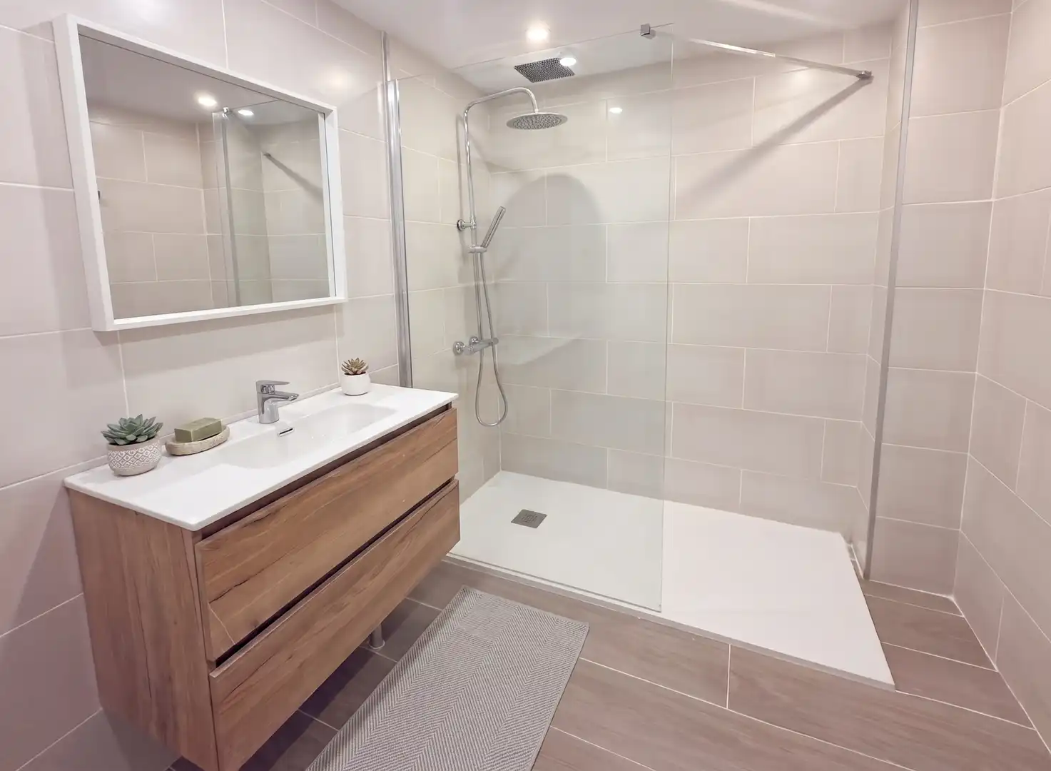 Bathroom of Attic for sale in Marbella  with Air Conditioner, Terrace and Swimming Pool