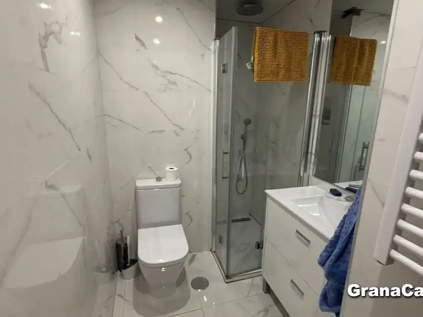 Baño de Piso para compartir en Granada con Aire acondicionado, Calefacción y Amueblado