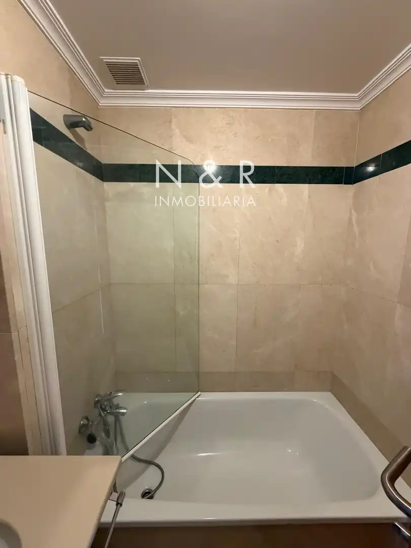 Bathroom of Flat for rent in Santiago de Compostela   with Heating